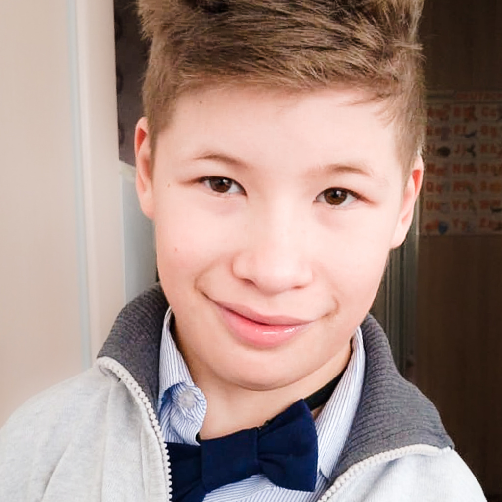 Саша пришел из школы