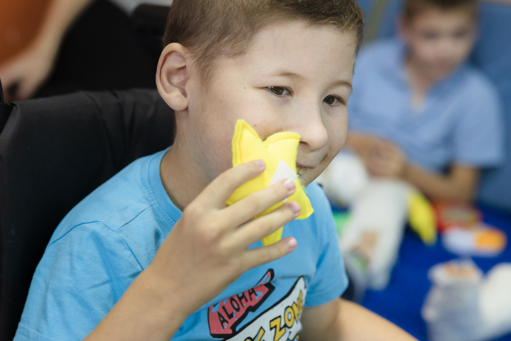 Саша во время спектакля в доме милосердия "Русская береза"