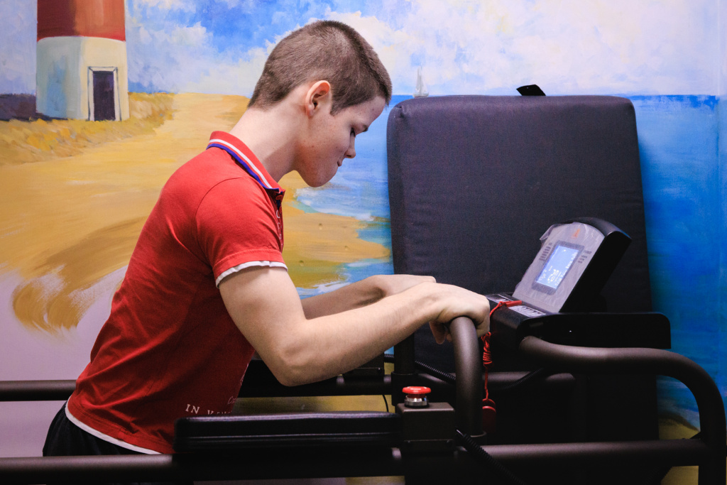 Сёма занимается на тренажере