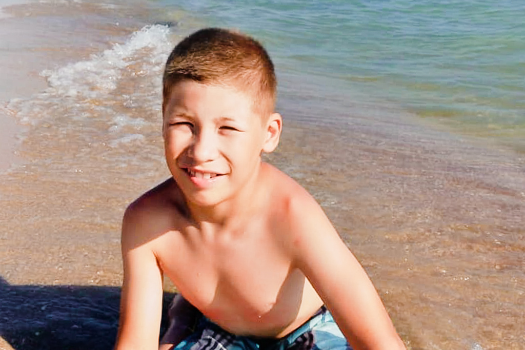 Саша на море